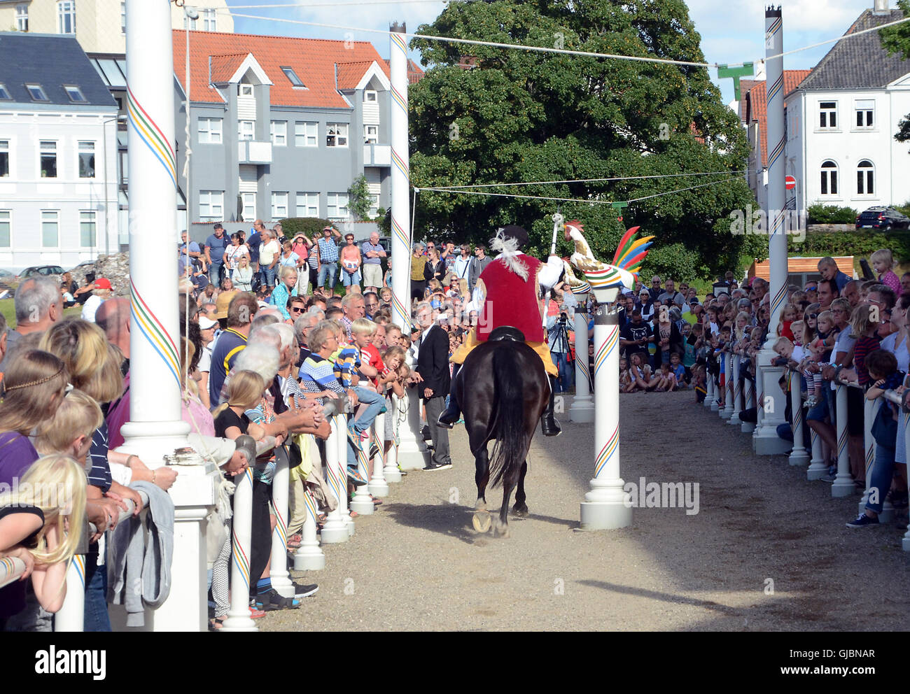 Concours rider historique au château de Sønderborg au Danemark. À partir d'un cheval au galop, un cavalier doit attraper un anneau avec une lance. Banque D'Images