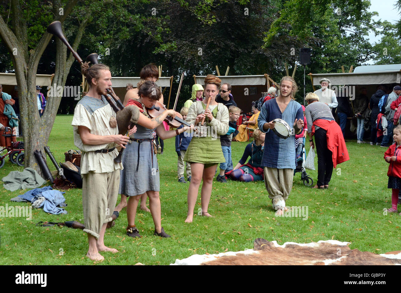 Groupe joue sur des instruments de musique anciens à un milieu age festival. Banque D'Images