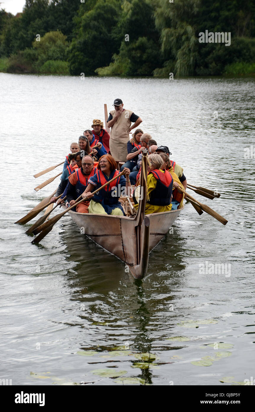 Journée historique au château de Nordborg ; sur le lac l'auditoire peut essayer l'aviron des répliques de bateaux historiques. Banque D'Images