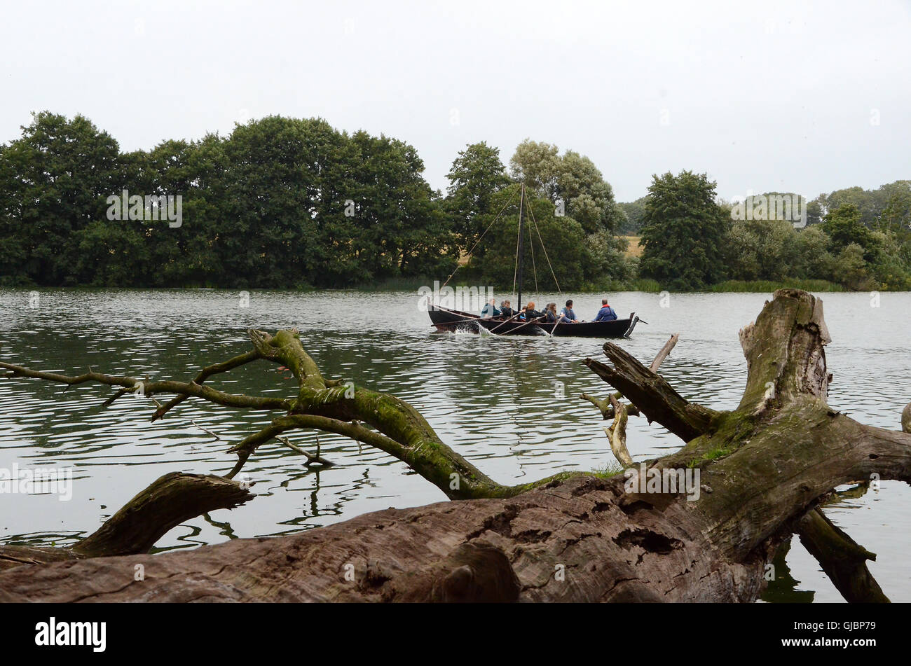 Journée historique au château de Nordborg ; sur le lac l'auditoire peut essayer l'aviron des répliques de bateaux historiques. Banque D'Images