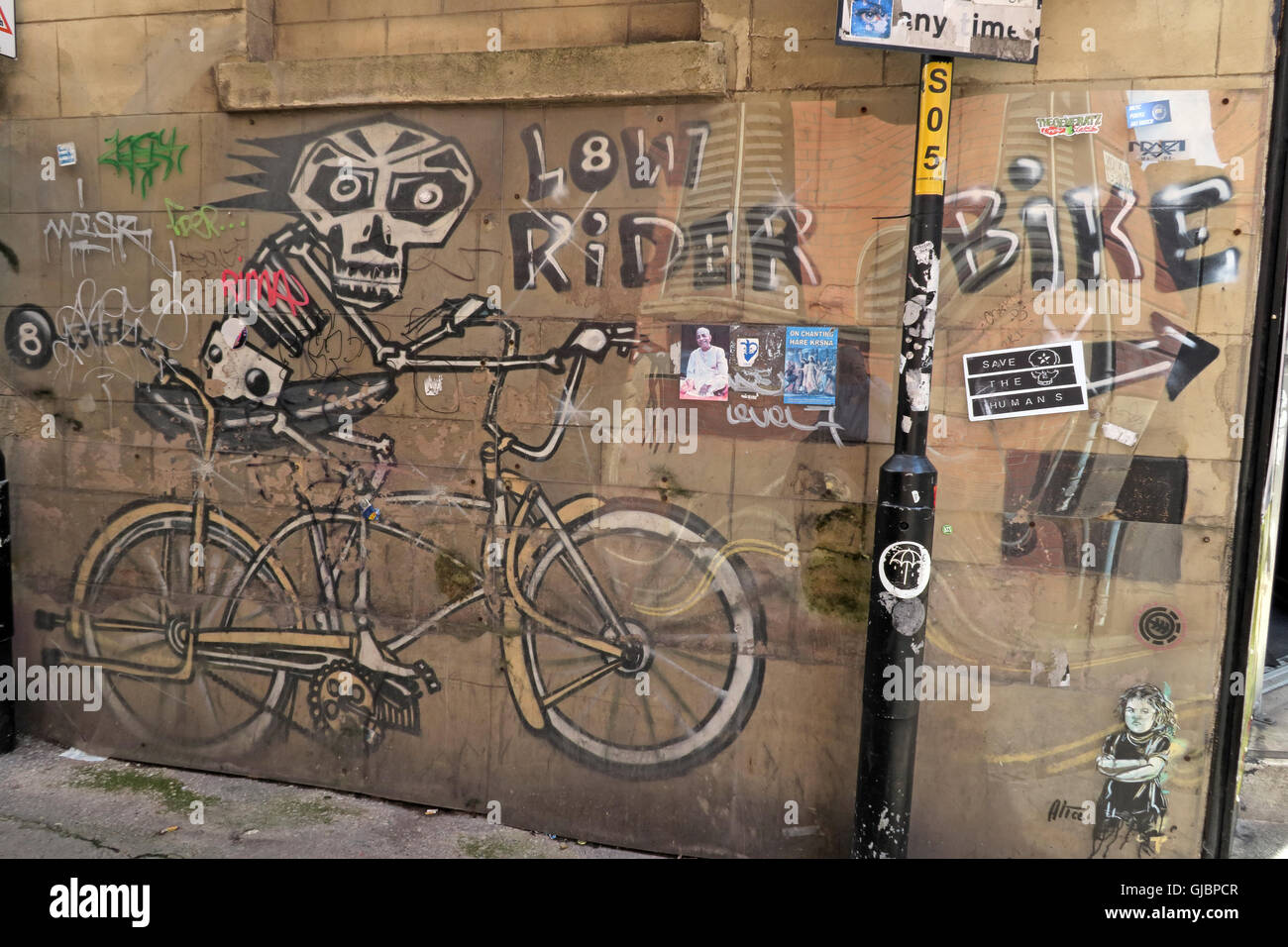 NQ Street art & pochoirs, squelette sur un cycle, équitation, dans Northern Quarter, Manchester, Angleterre du Nord-Ouest, ROYAUME-UNI, M1 Banque D'Images