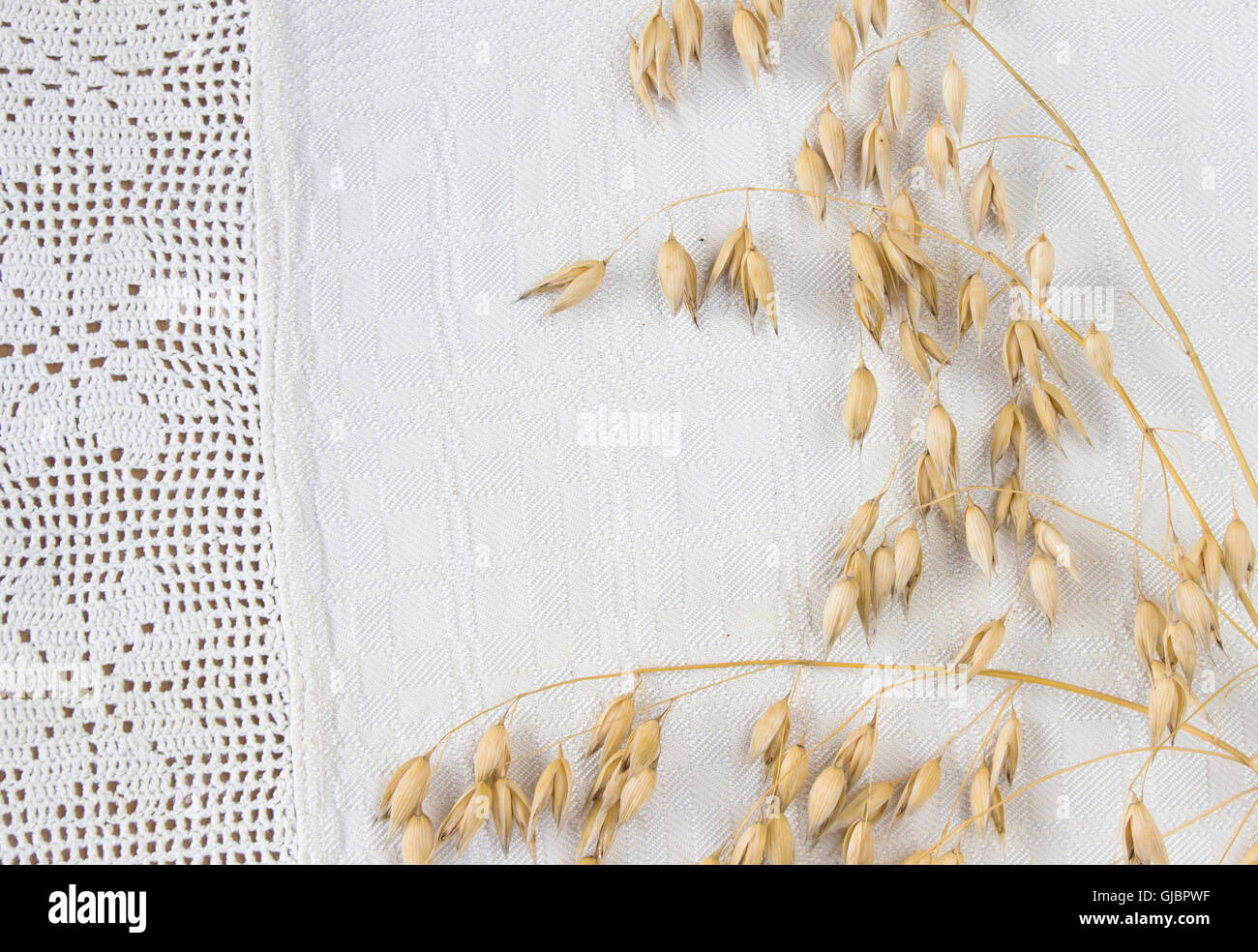 L'avoine à grains entiers sur lin fait main avec dentelle. Close-up Banque D'Images