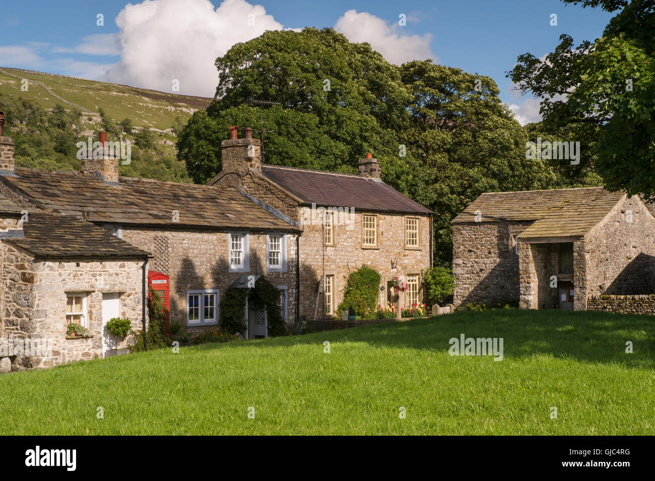 Pittoresque, stone cottages à Arncliffe, un joli village, en vertu de la nidification, de collines dans le Yorkshire Dales National Park, England. Banque D'Images
