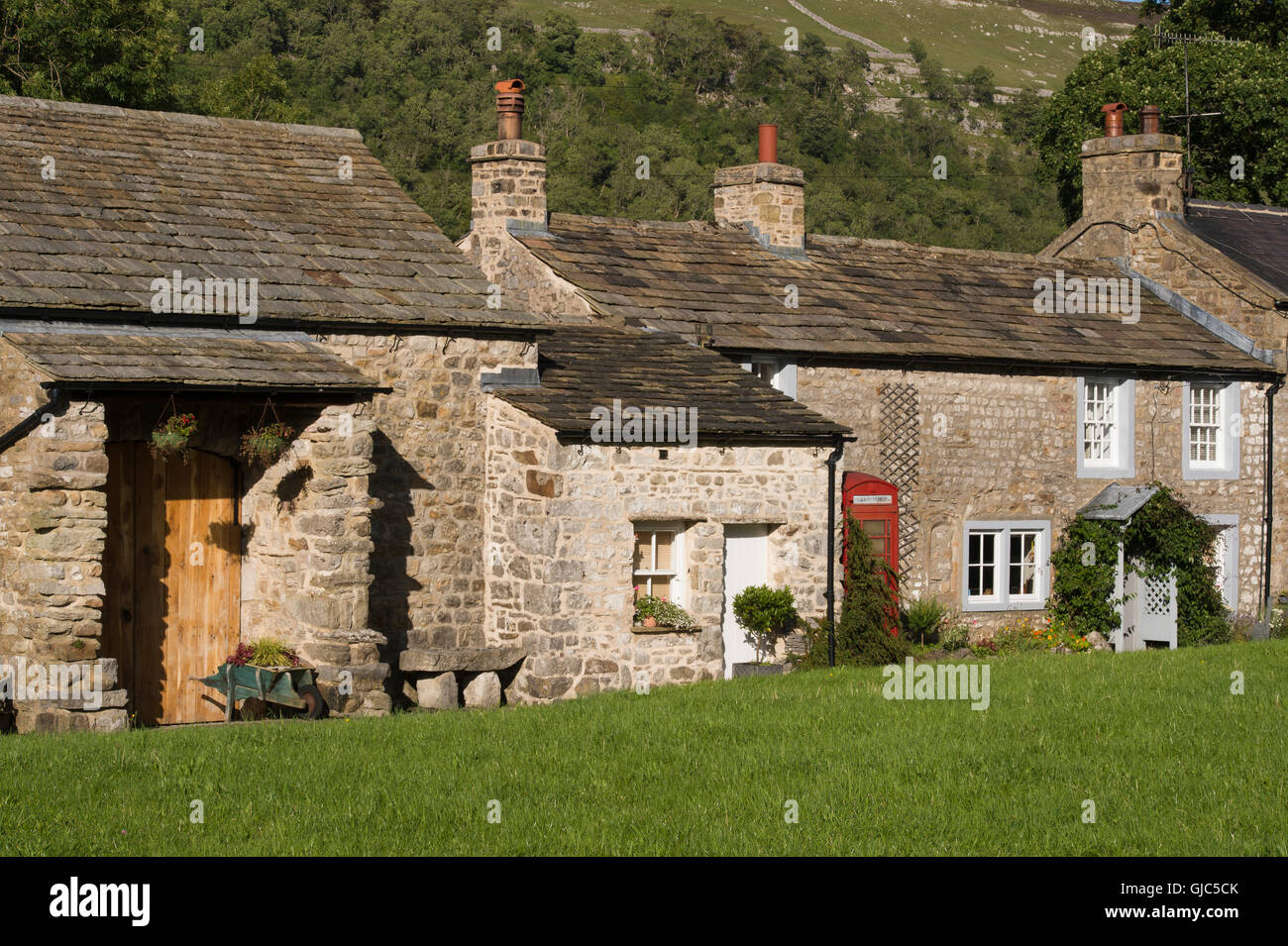 Pittoresque, stone cottages à Arncliffe, un joli village, en vertu de la nidification, de collines dans le Yorkshire Dales National Park, England. Banque D'Images