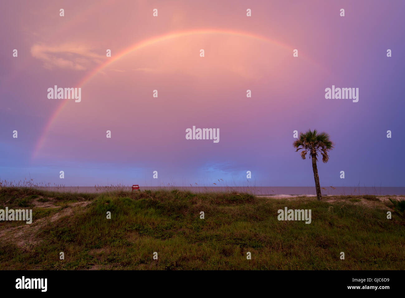 Arc-en-ciel sur l'océan, Amelia Island, Floride Banque D'Images
