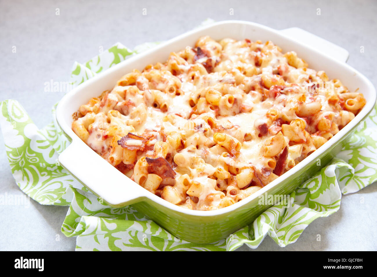 Casserole de pâtes avec du bacon, jambon, fromage et sauce tomate Banque D'Images