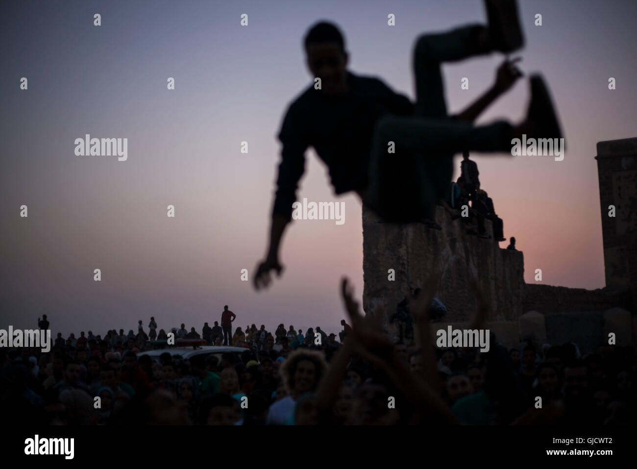 Silhouette d'un garçon dans l'air, l'avant-plan, World Music Festival Gnaoua, Essaouira, Maroc, le mode de vie, le Maroc, l'humeur du soir Banque D'Images