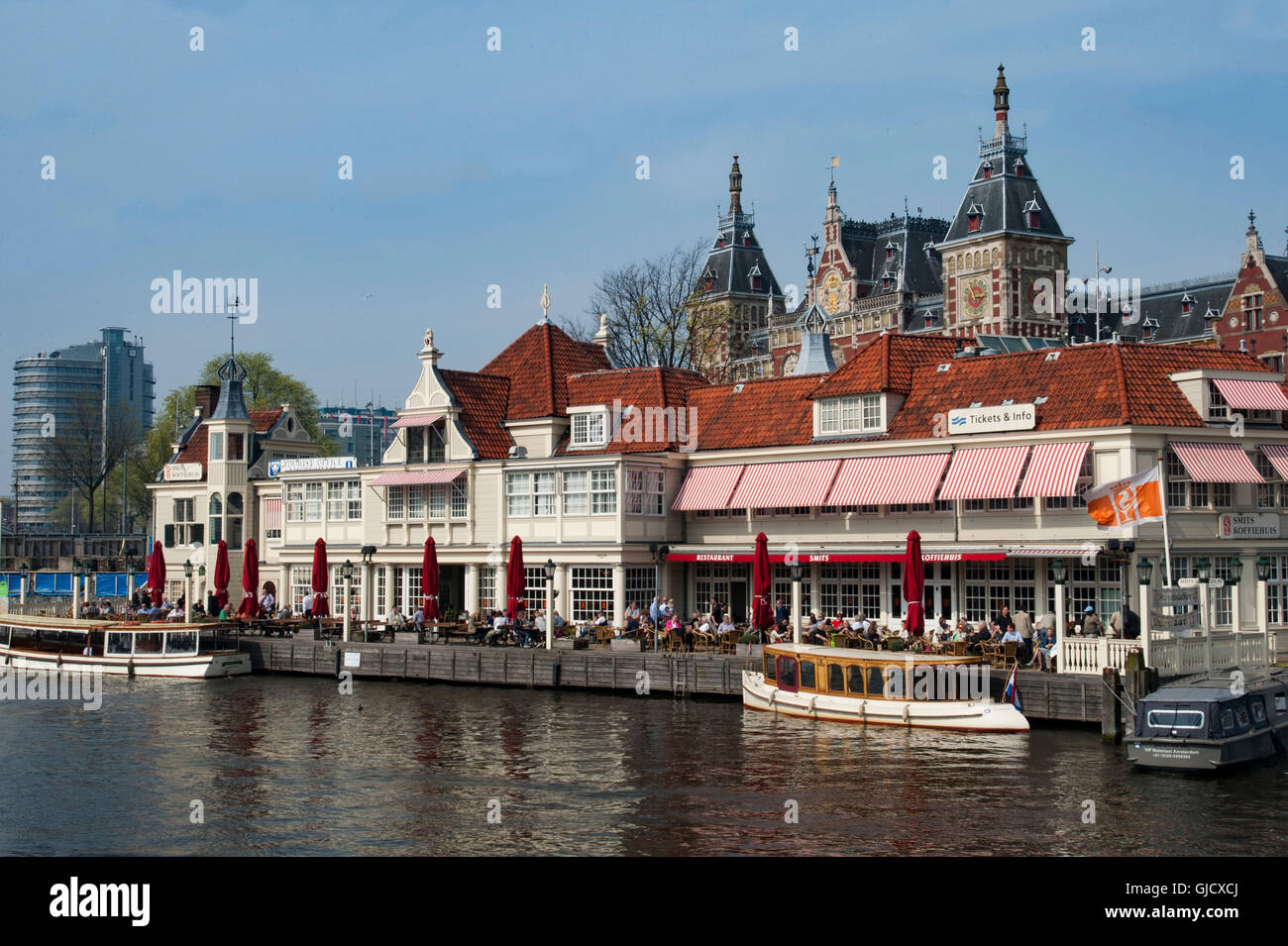 Maison historique avec les informations touristiques VVV et d'un café, d'Amsterdam, la gare centrale, Amsterdam, Hollande, Pays-Bas Banque D'Images