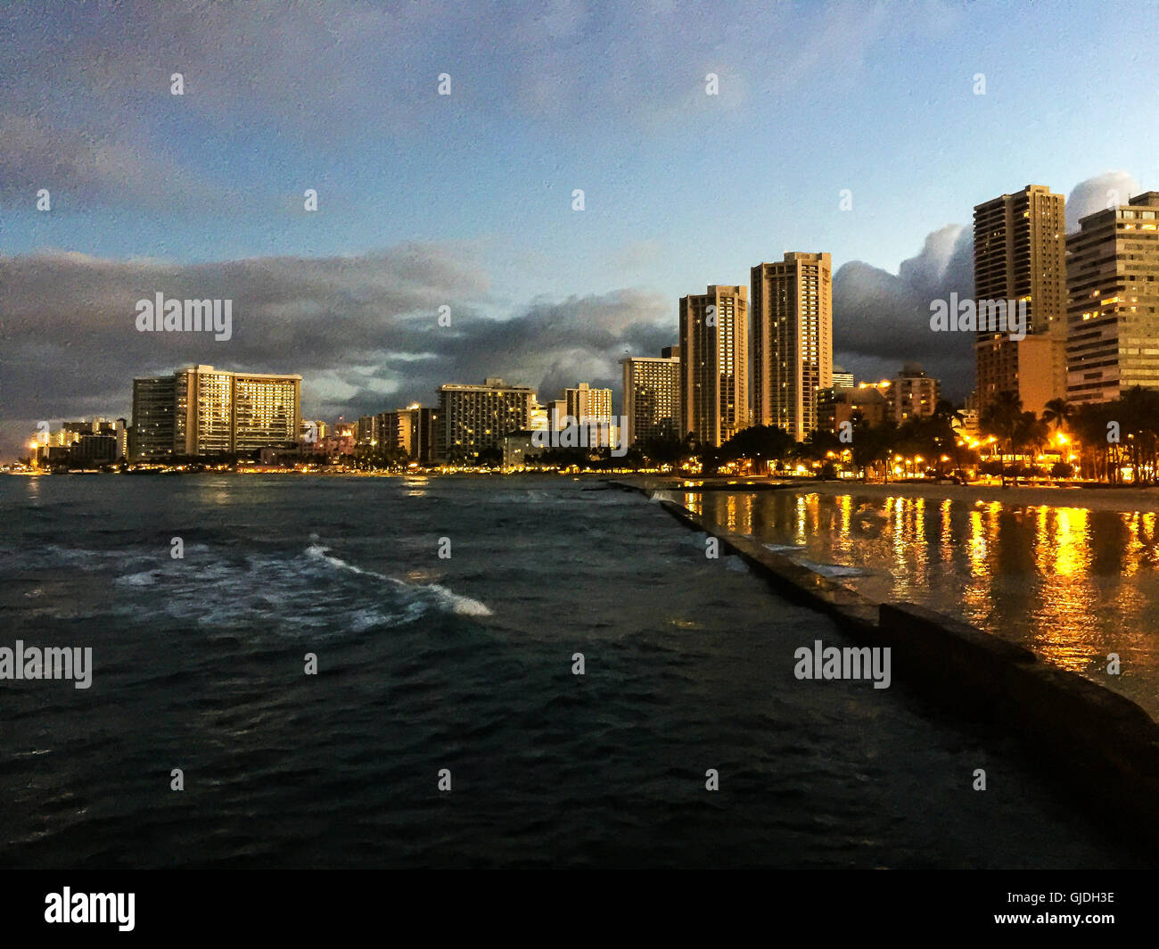 La plage de Waikiki, Hawaii, promenade le long de l'océan à l'aube, USA Banque D'Images