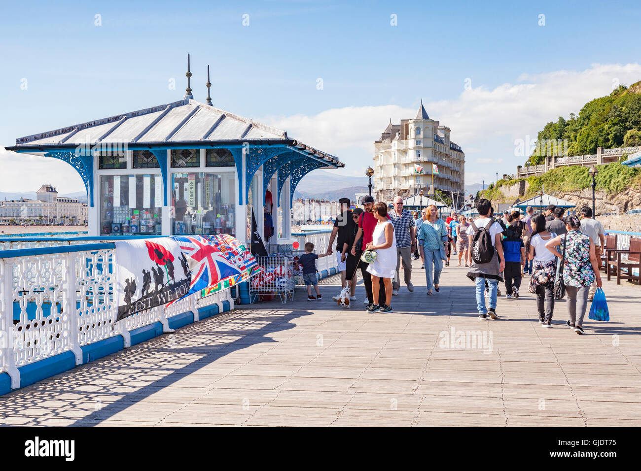 Llandudno Conwy, Pays de Galles, Royaume-Uni. Août 15, 2016. L'été arrive enfin sur la côte nord du Pays de Galles, et tout le monde est dehors pour profiter du soleil.Ici les vacanciers sont hors marche sur la jetée. Credit : travelinglight/Alamy Live News Banque D'Images