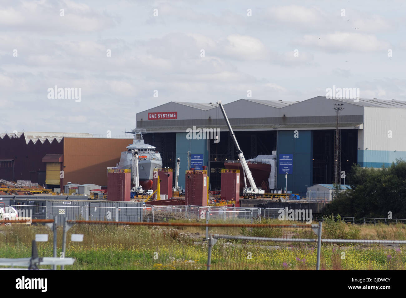 Glasgow, Scotland, UK 15 août 2016. Le HMS suite voit le jour sur les rives de la BAE Govan Shipyard. Sur le Clyde aujourd'hui bien que classé comme River-classe il a des relations de l'Amazonas catégorie de navires de patrouille construit pour la marine brésilienne. Portant les noms de trois des principaux cours d'eau du Royaume-Uni, Trent, etc., et de Medway, ces navires sont la principale source de l'actuel travail de Clyde. BAE a reçu un contrat de 348 millions € pour construire les trois navires en août 2014. Une coque est un site inhabituel ces jours sur la rivière. Credit : Gérard Ferry/Alamy Live News Banque D'Images