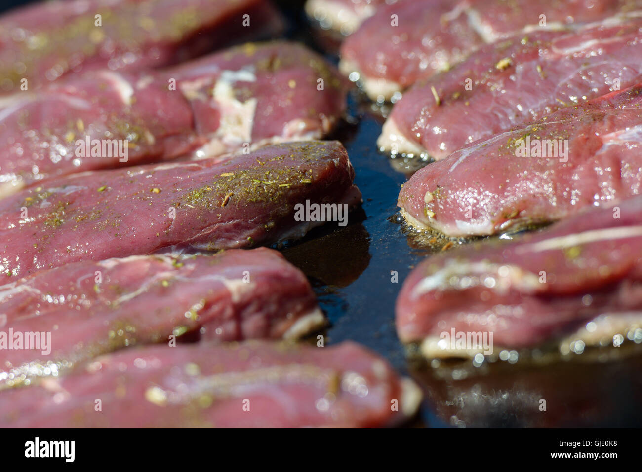 Fulda, Allemagne. 07Th Aug 2016. ARCHIVE - qu'on appelle pièces de boeuf, un tri-tip surtout morceau tendre de steak jette sur le grill à Fulda, Allemagne, 07 août 2016. Ils sont préparés au cours de la 21e Championnats du Monde de barbecue allemand Fulda sur un grill. Le 16 août 2016 l'Office statistique fédéral allemand a publié le nombre d'animaux abattus pour la production de viande dans la première moitié de 2016. Photo : Candy Welz/dpa/Alamy Live News Banque D'Images