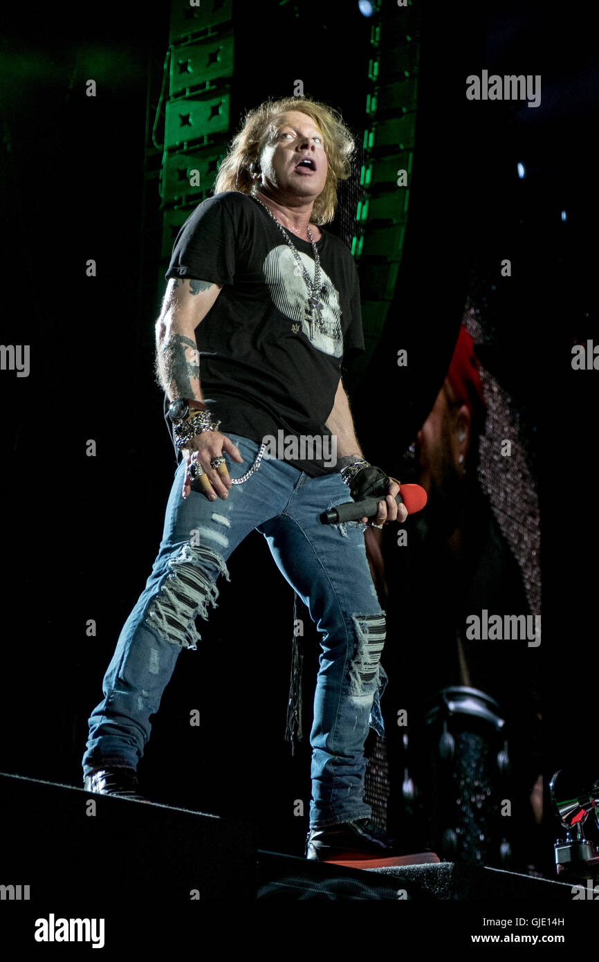 Chicago, Illinois, USA. Août 15, 2016. AXL ROSE de Guns N' Roses se produit sur scène à Soldier Field, au cours de la tournée pas dans cette vie à Chicago, Illinois Crédit : Daniel DeSlover/ZUMA/Alamy Fil Live News Banque D'Images