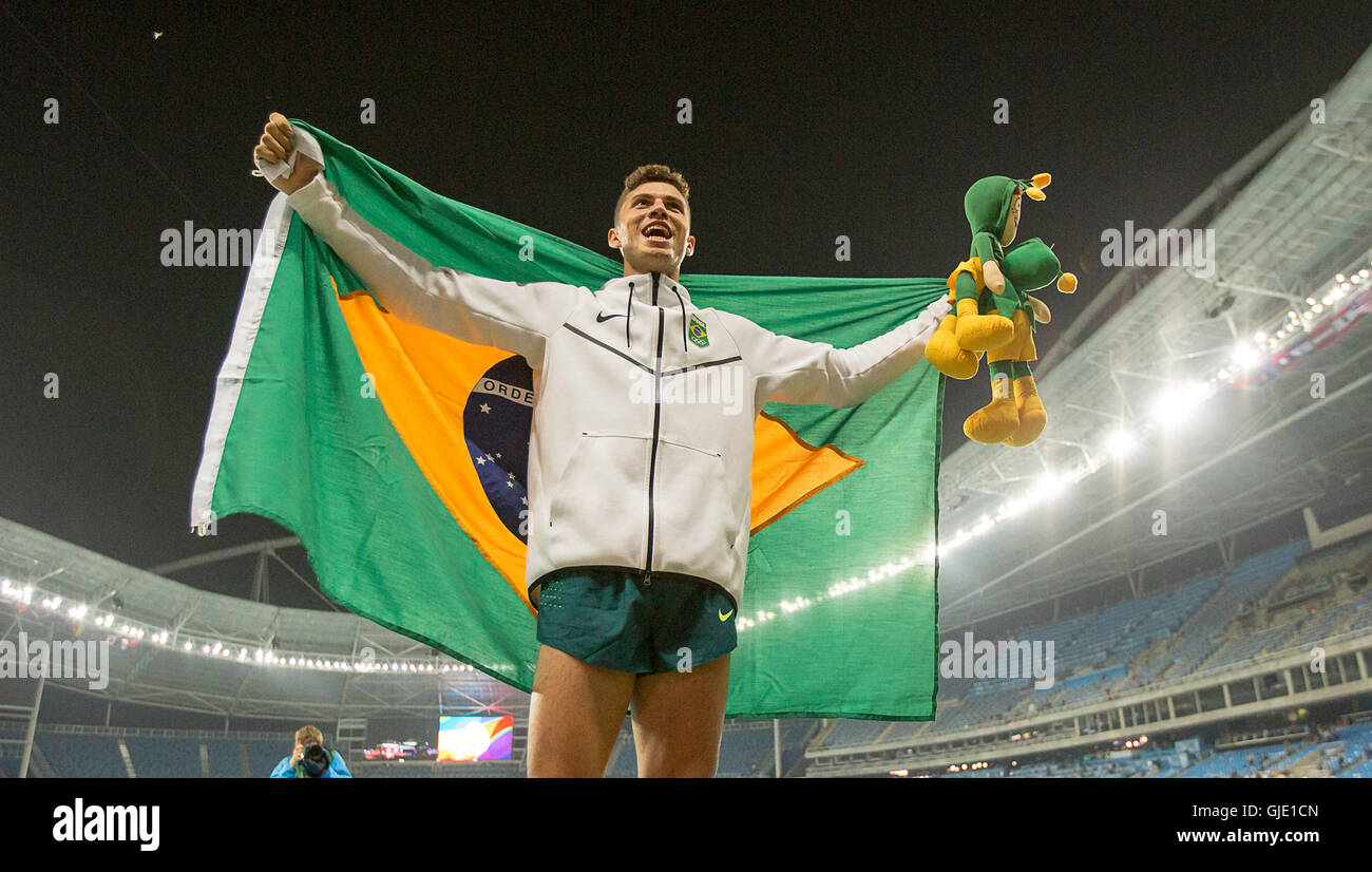 Rio de Janeiro, RJ, Brésil. Août 16, 2016. Athlétisme aux jeux olympiques : médaille d'Thiago Braz Da Silva (BRA) célèbre après qu'il efface 6,03 mètres dans l'épreuve du saut à la perche au Stade olympique finale (EngenhÃ£o) au cours de l'été jeux olympiques de Rio 2016. Crédit : Paul Kitagaki Jr./ZUMA/Alamy Fil Live News Banque D'Images