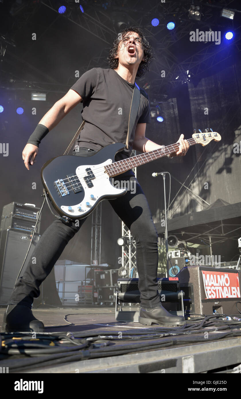 Malmö, Suède, le 15 juin, 2016. Le contrebassiste John Calabrese dans le groupe canadien Danko Jones devant une foule enthousiaste au Festival de Malmö. Tommy Lindholm/Alamy Live News Banque D'Images