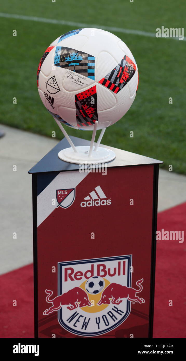 Harrison, United States. 13e Août 2016. Ballon de soccer Adidas MLS  officielle sur l'affichage avant match entre MLS New York Red Bulls & Impact  de Montréal NYRB a gagné 3 - 1 ©