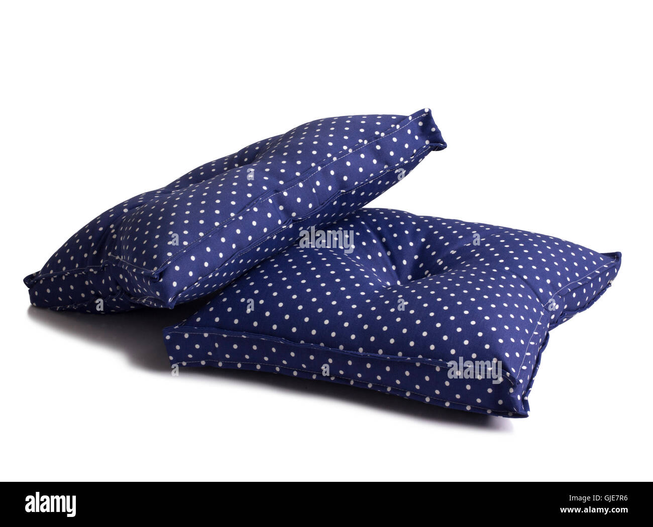 Coussins de siège bleu à pois isolé sur fond blanc Banque D'Images