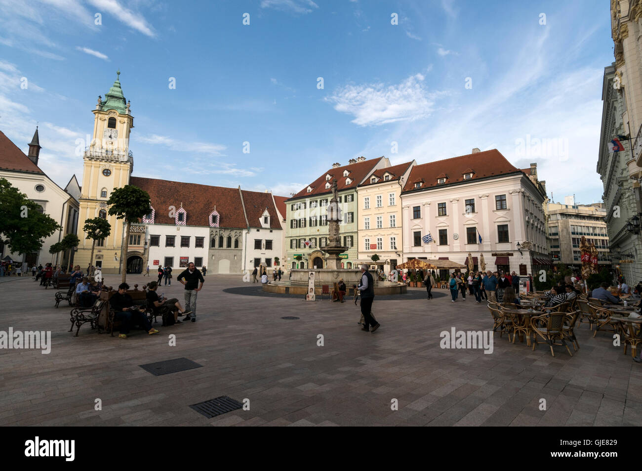 Hlavné námestie (place Hlavné) et entouré d'une variété de bâtiments à l'architecture et de l'horloge sur la tour Banque D'Images