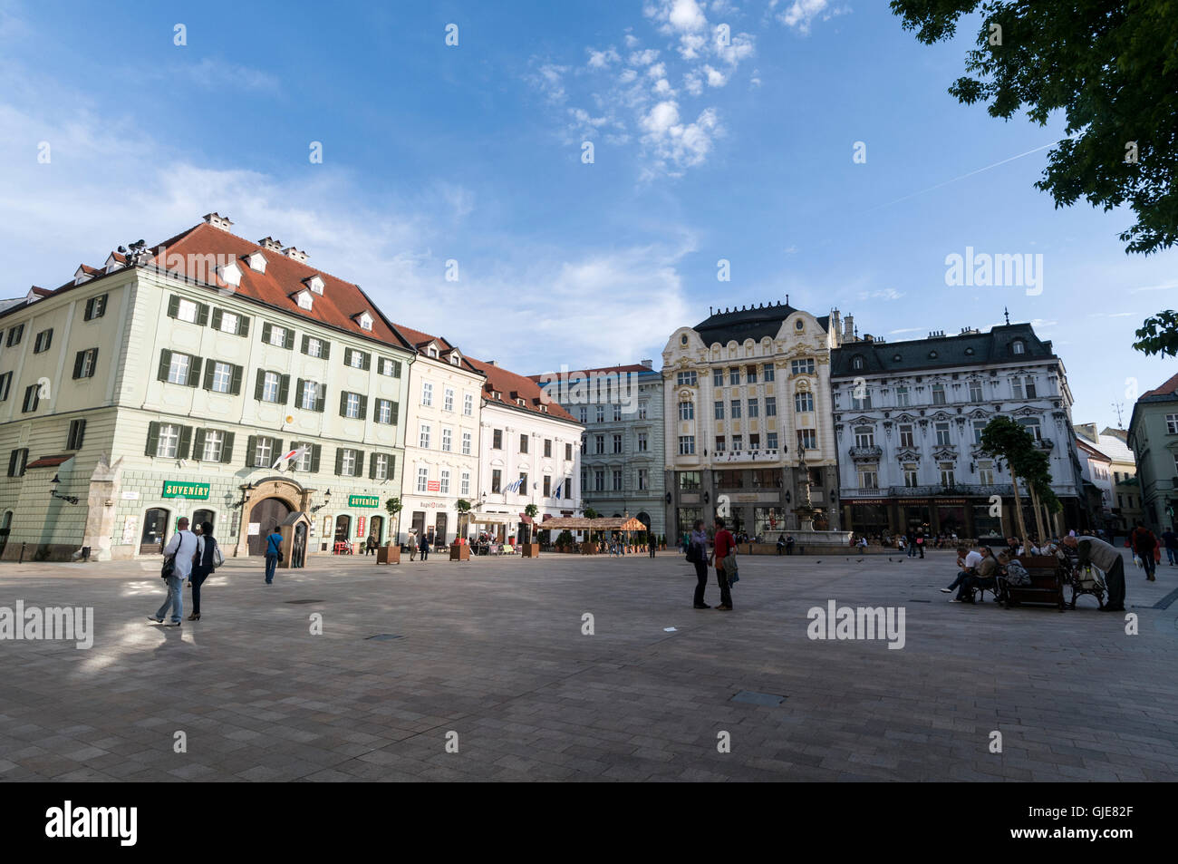 Hlavné námestie Hlavné ( carré) entouré d'une variante de l'architecture des bâtiments conçus dans la vieille ville de Bratislava, Bratisl Banque D'Images