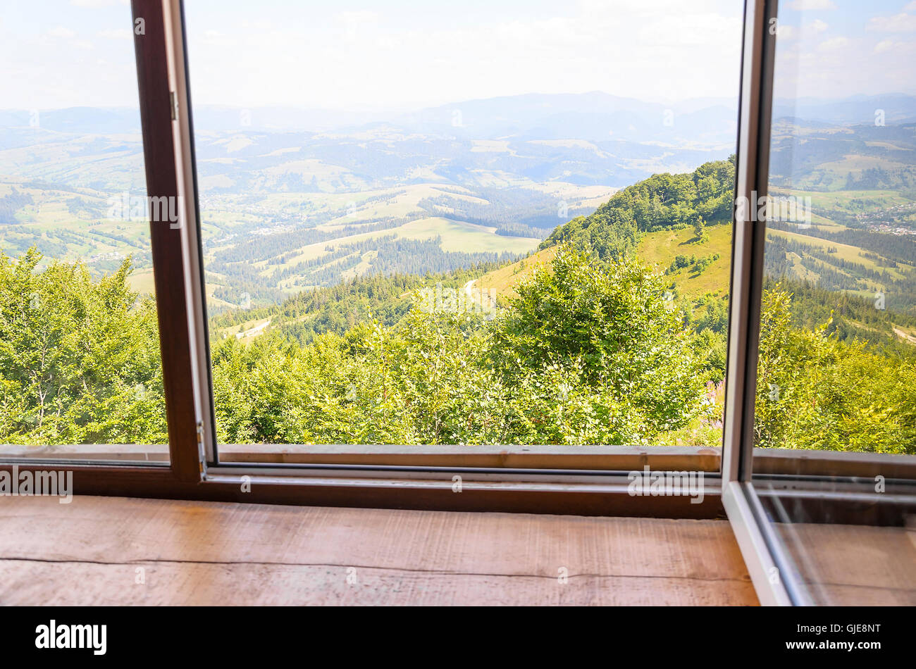 L'ancienne fenêtre avec vue sur les montagnes magnifiques. Banque D'Images