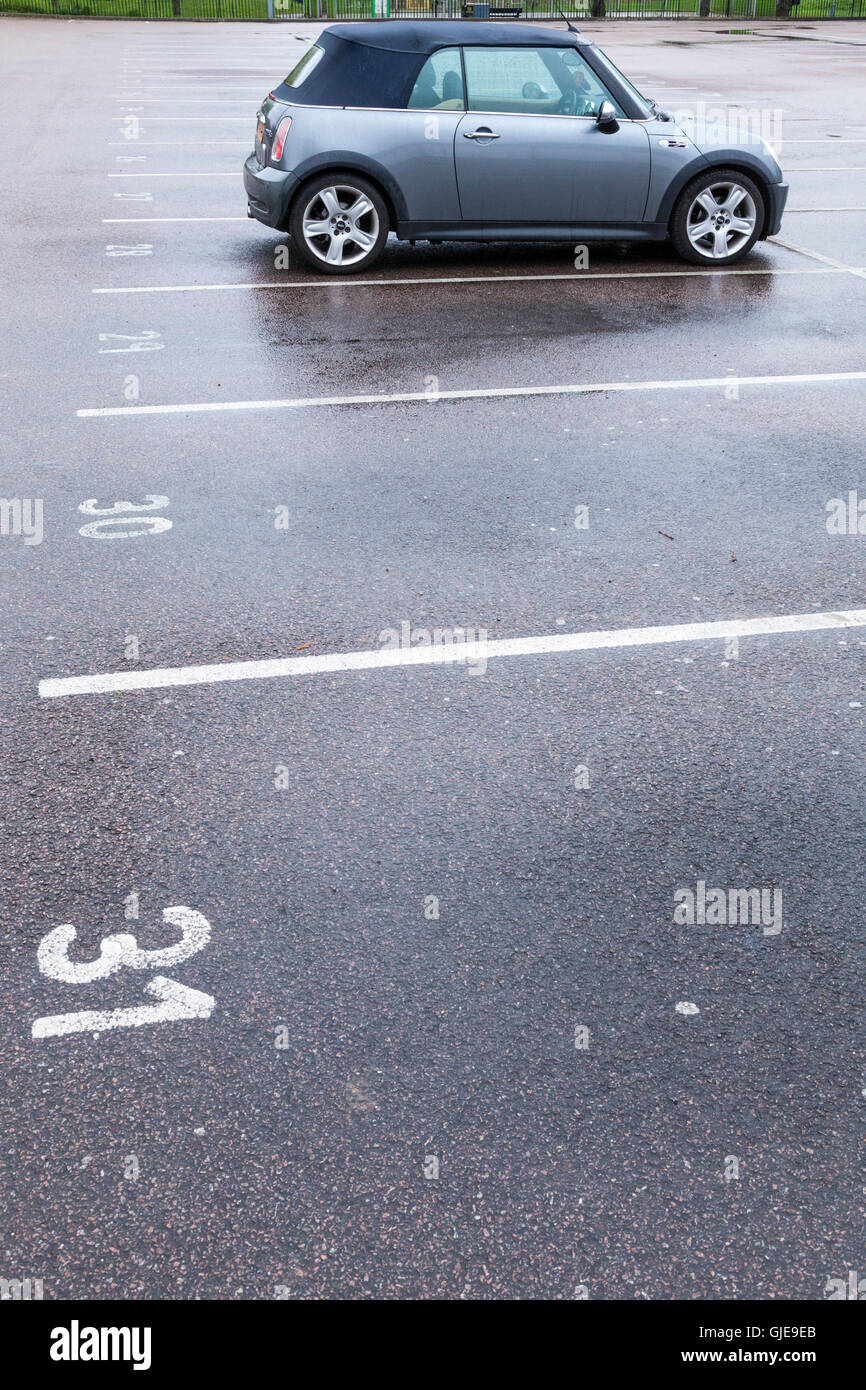 Des places de parking numérotées, England, UK Banque D'Images