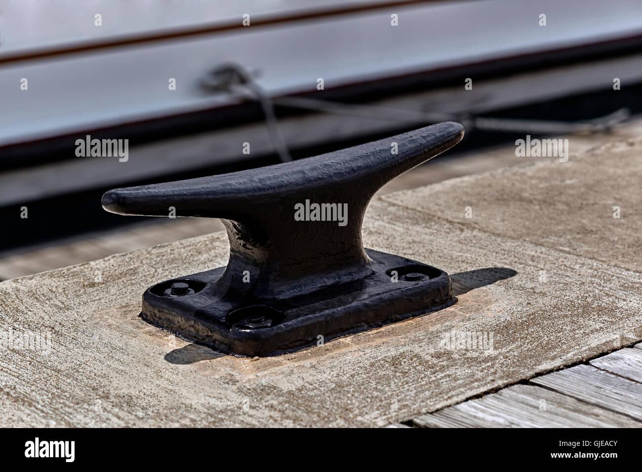 Bateau acier ancrage d'attache dans le ciment on dock Banque D'Images