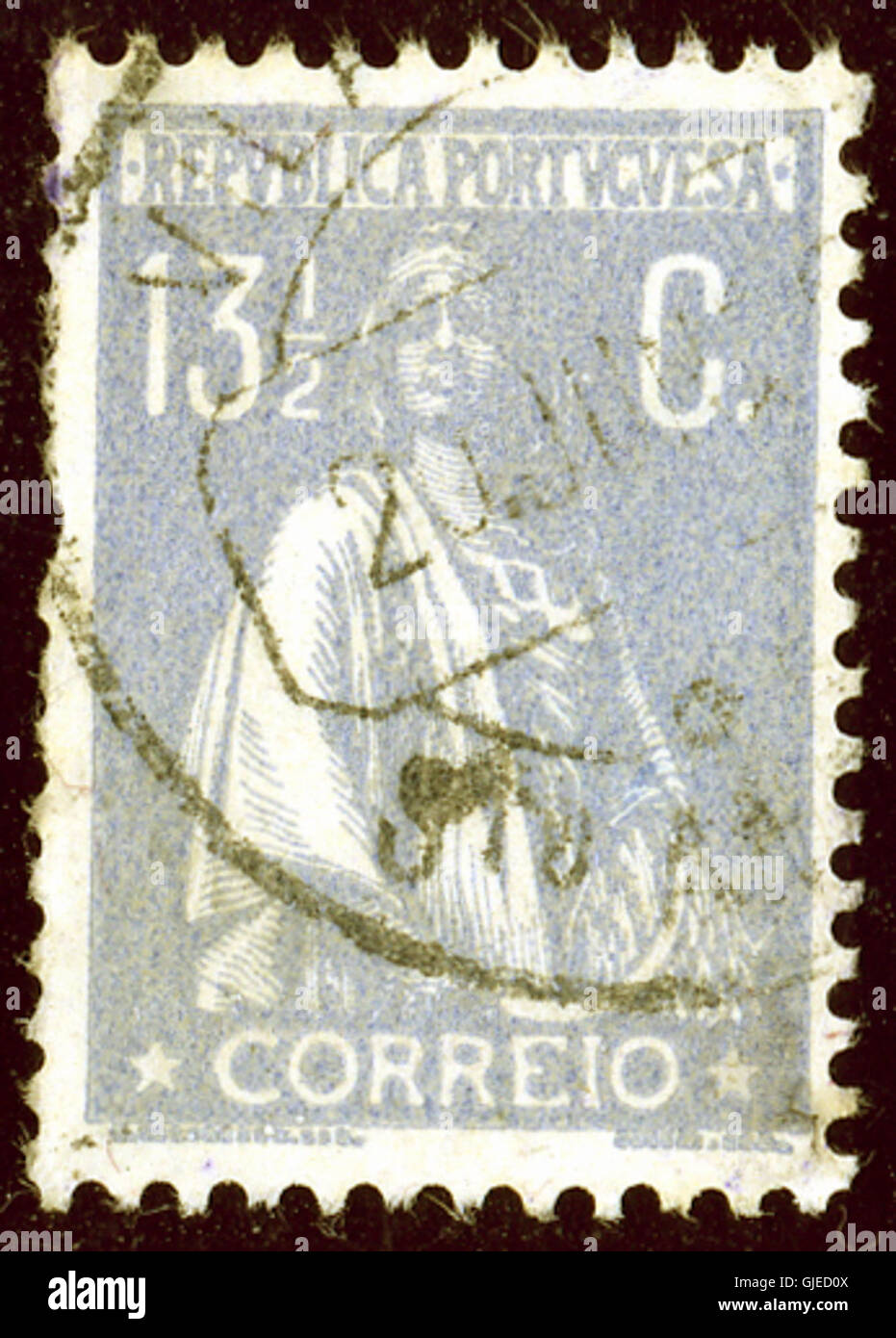 Le timbre bleu-gris Portugal 13.5C Yv241 1920, orné d'une nuance bleu-gris, est une émission distinctive du Portugal avec TAD, ce qui en fait un objet de collection important pour les philatélistes. Banque D'Images