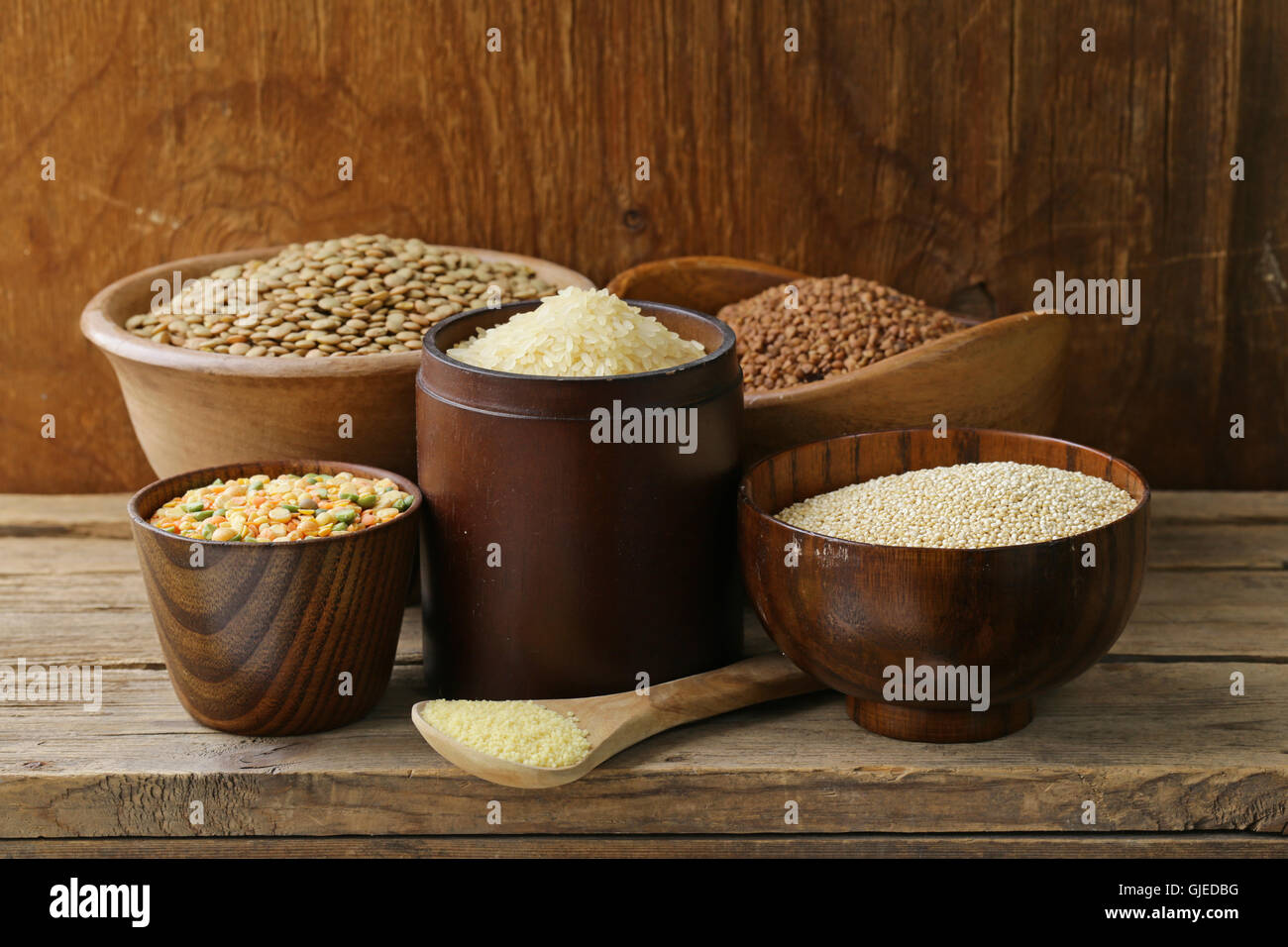 Assortiment de différents grains, sarrasin, riz, lentilles, quinoa Banque D'Images