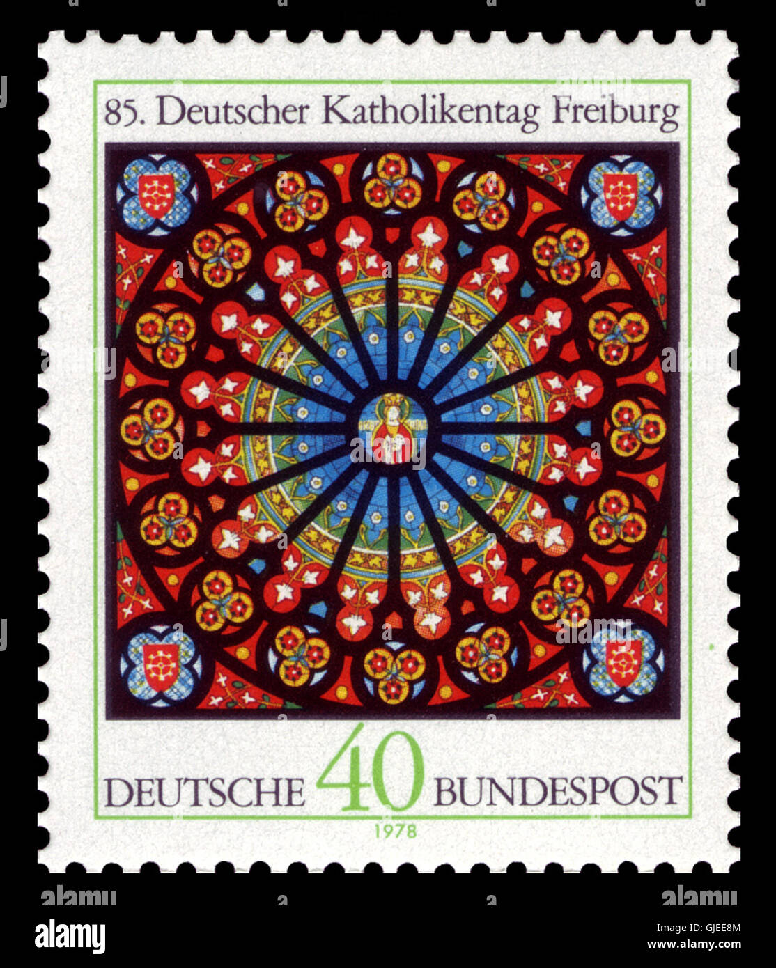 Le timbre DBP 1978 977 Katholikentag commémore la fête catholique de 1978 en Allemagne. Il comporte un dessin symbolique et une marque postale qui vérifie son utilisation dans la circulation du courrier pendant l'année anniversaire de l'événement. Banque D'Images
