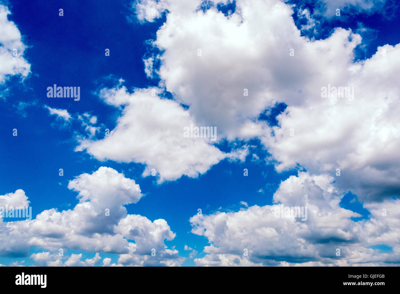 Ciel bleu et nuages blancs en arrière-plan Banque D'Images