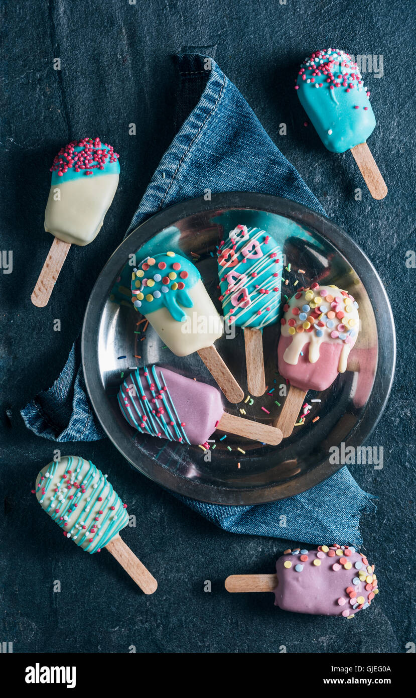 Sweet cake pops avec de la crème glacée en forme la plaque Banque D'Images