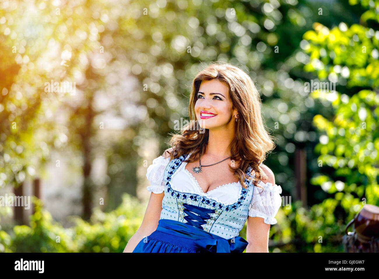 Belle jeune femme en costume traditionnel bavarois dans park Banque D'Images