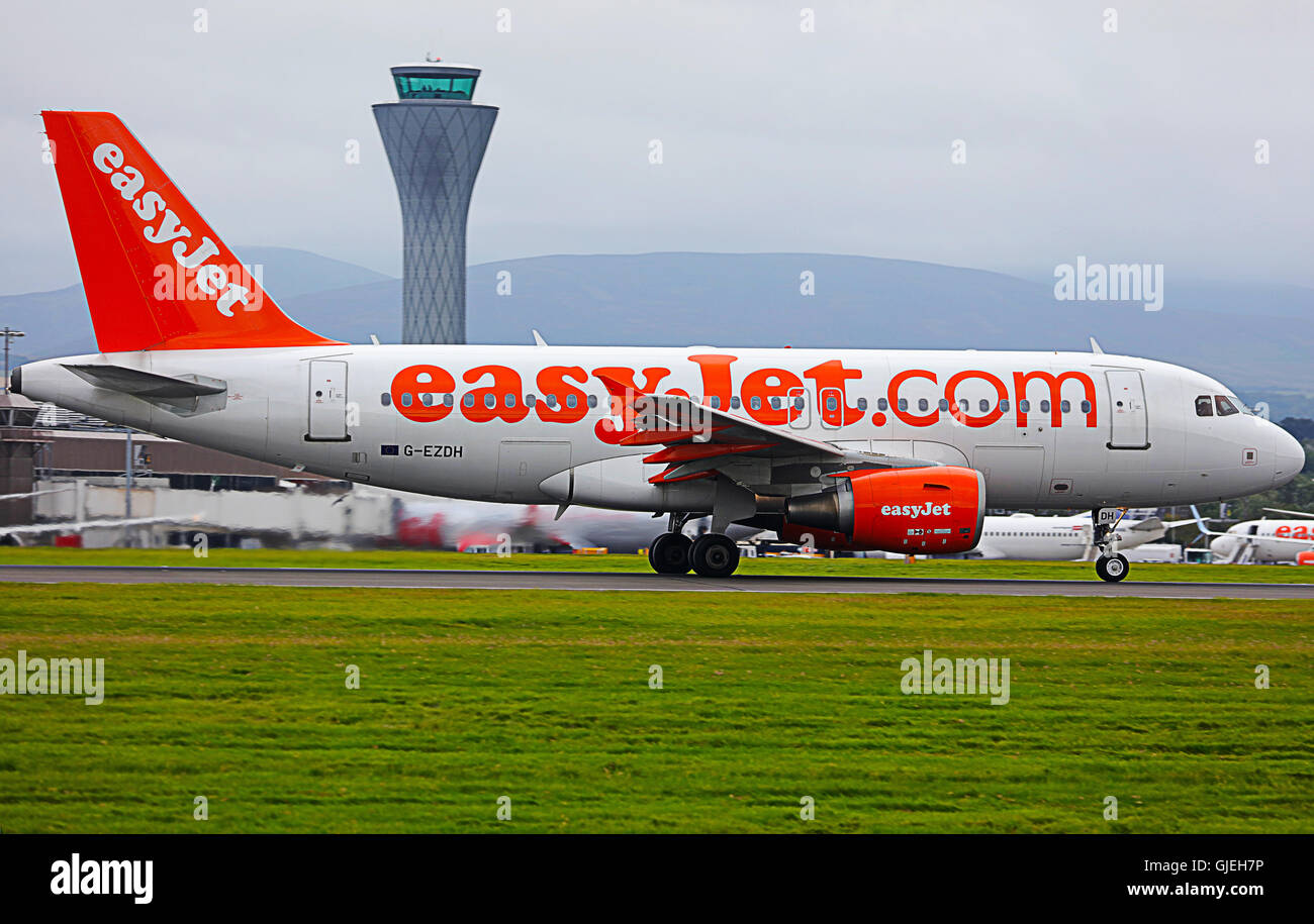 Easyjet. (Airbus A319-111) avion au décollage.UK Banque D'Images
