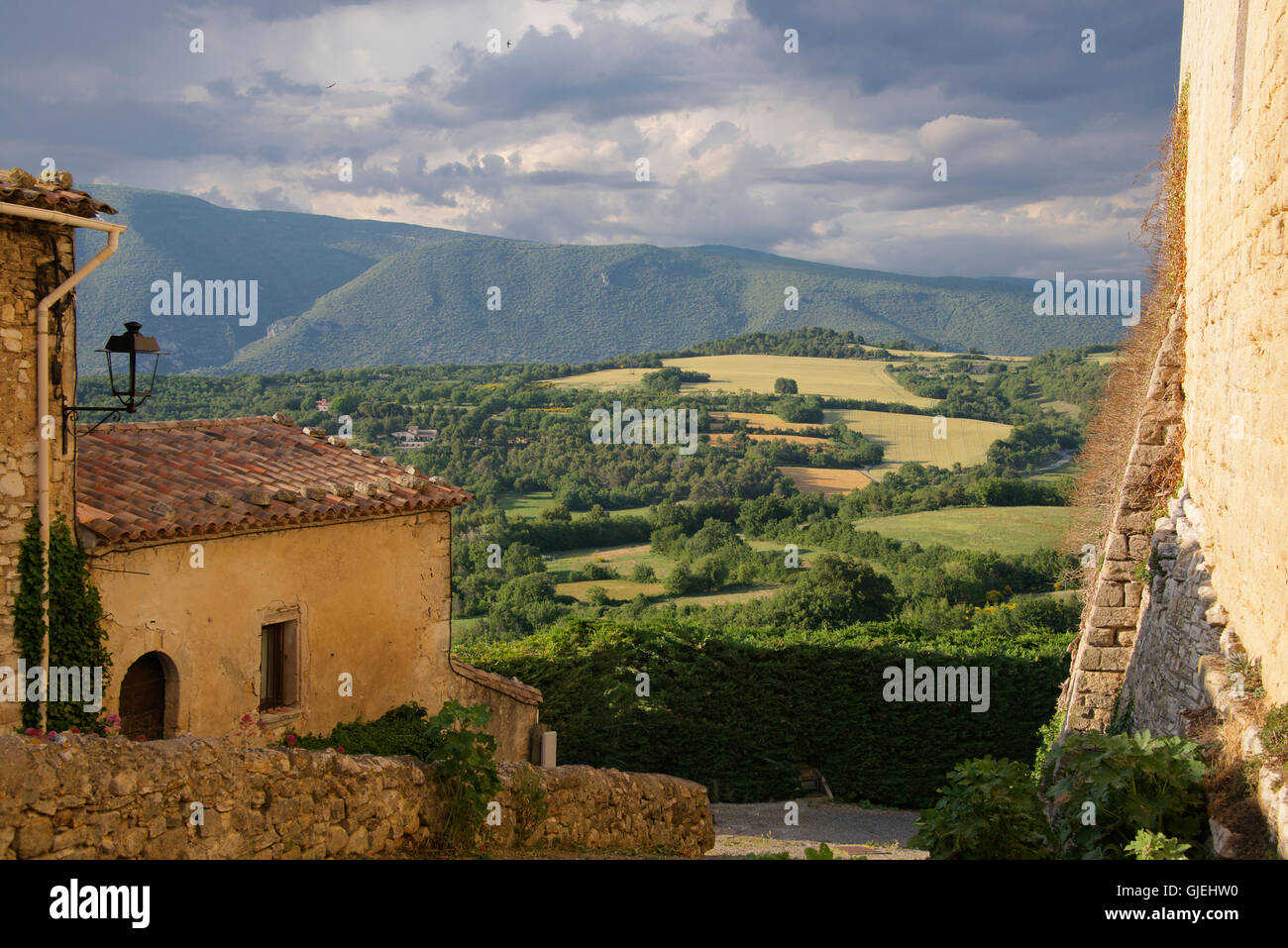 L'église et du paysage rural Mas du Luberon Provence France Casenueve Banque D'Images