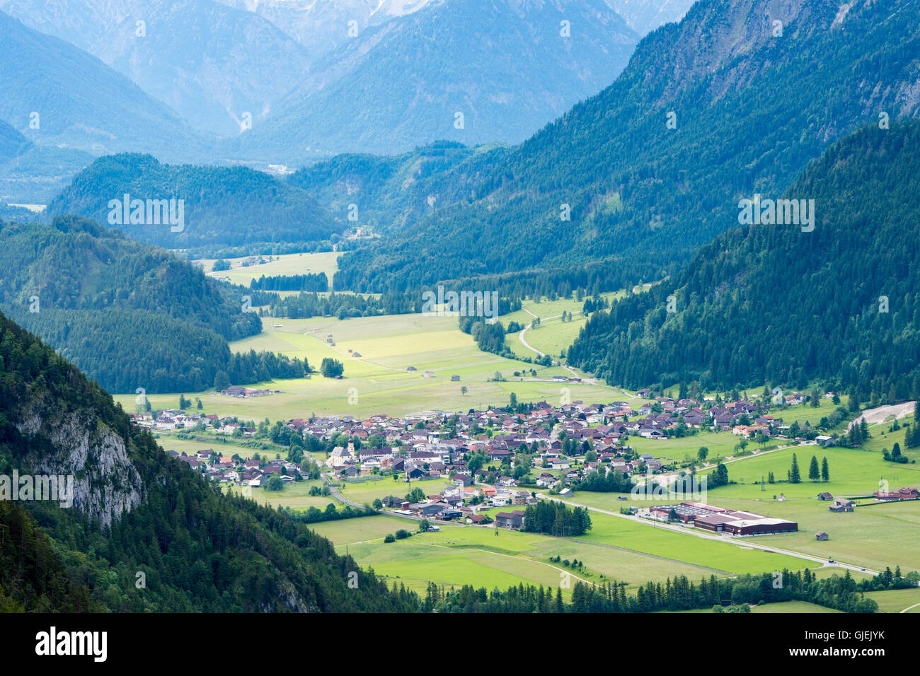 Le village est dans une vallée alpine. Champs verts dans les montagnes Banque D'Images