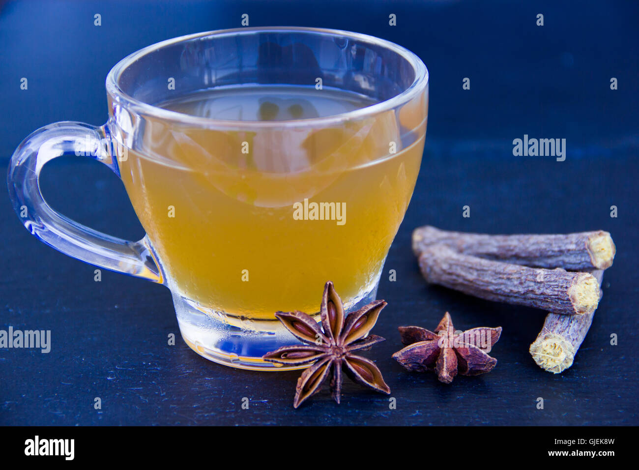 Tisane à la badiane et de la réglisse sur un sol en ardoise Banque D'Images