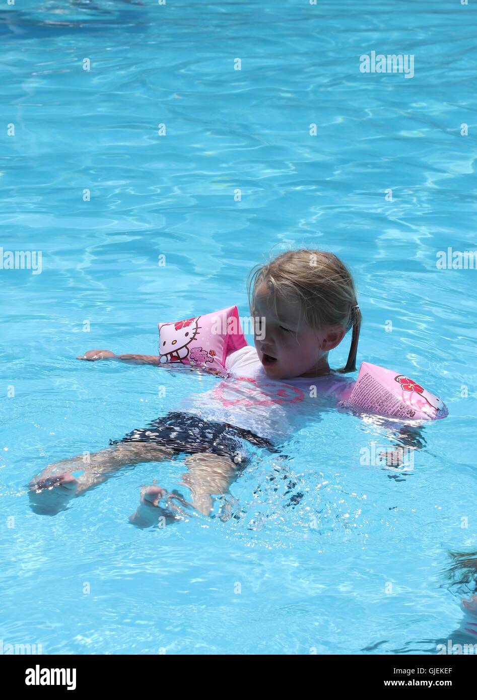 Enfant Portant Des Brassards Banque D Image Et Photos Alamy
