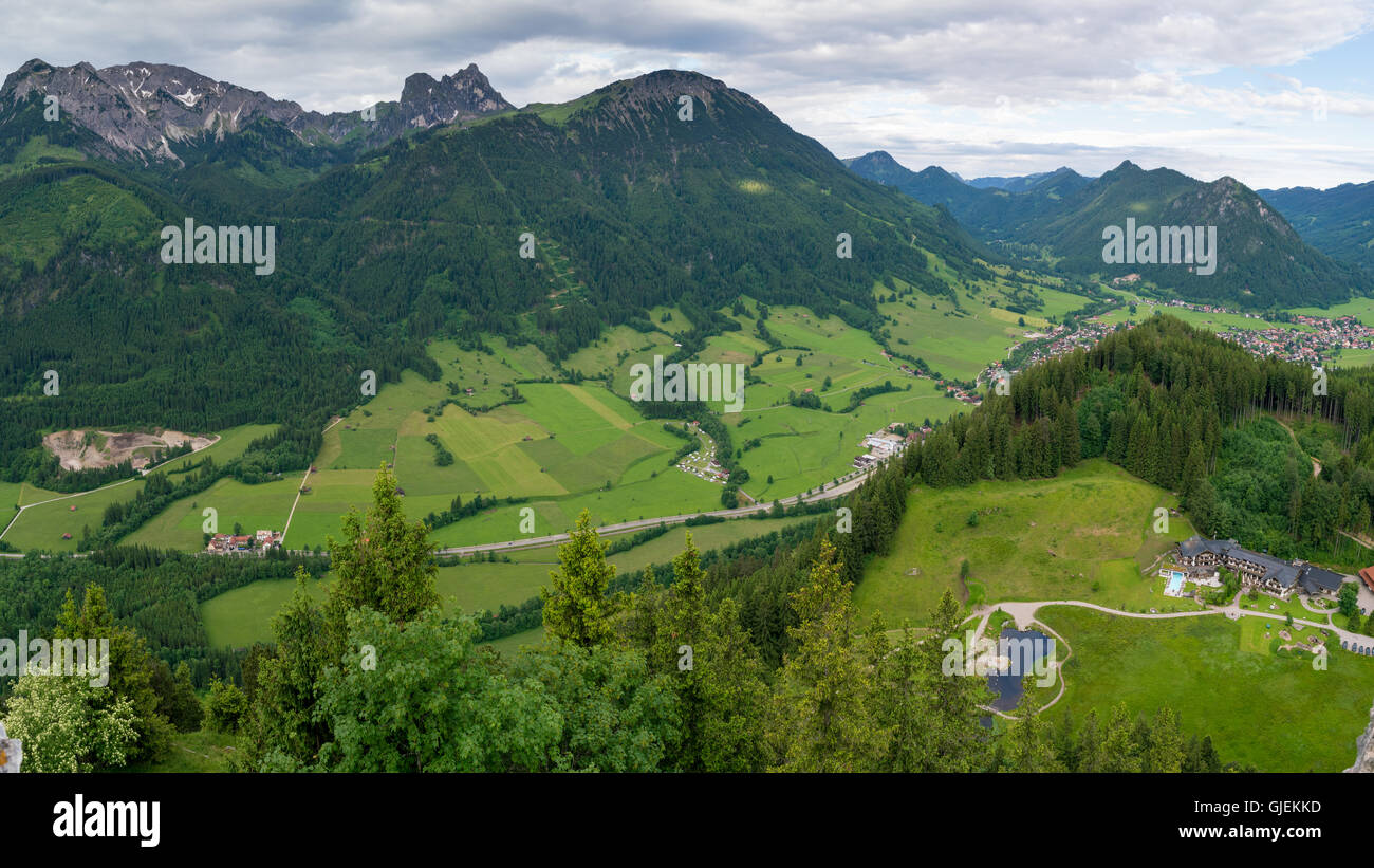 Le village est dans une vallée alpine. Champs verts dans les montagnes Banque D'Images