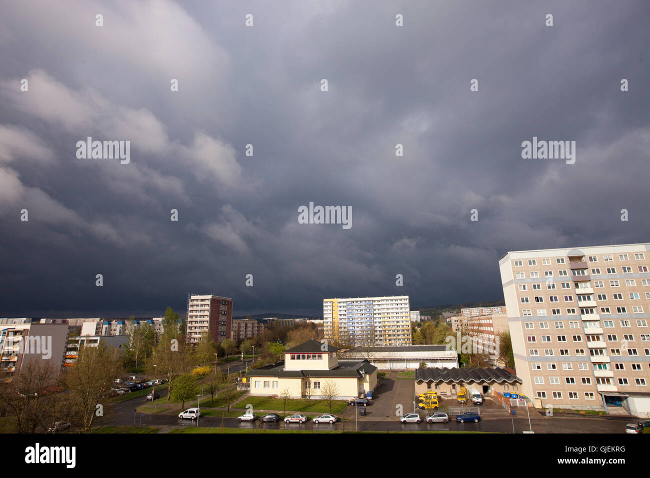 Les nuages de tempête dans la ville Banque D'Images