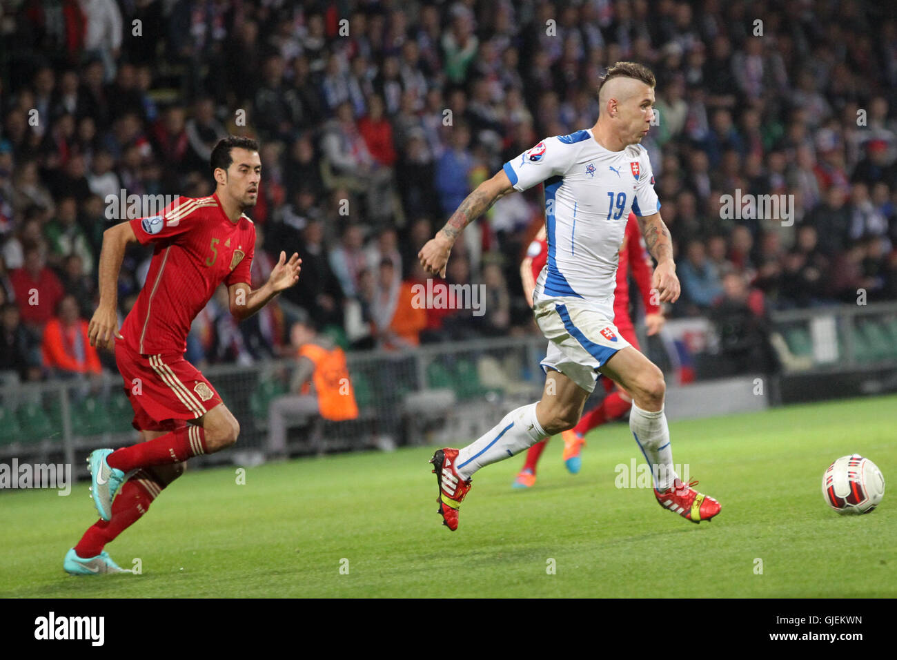 Juraj Kucka (19) et Sergio Busquets (5) en action pendant l'Euro 2016 contre l'Espagne 2-1 Slovaquie qualificatif. Banque D'Images