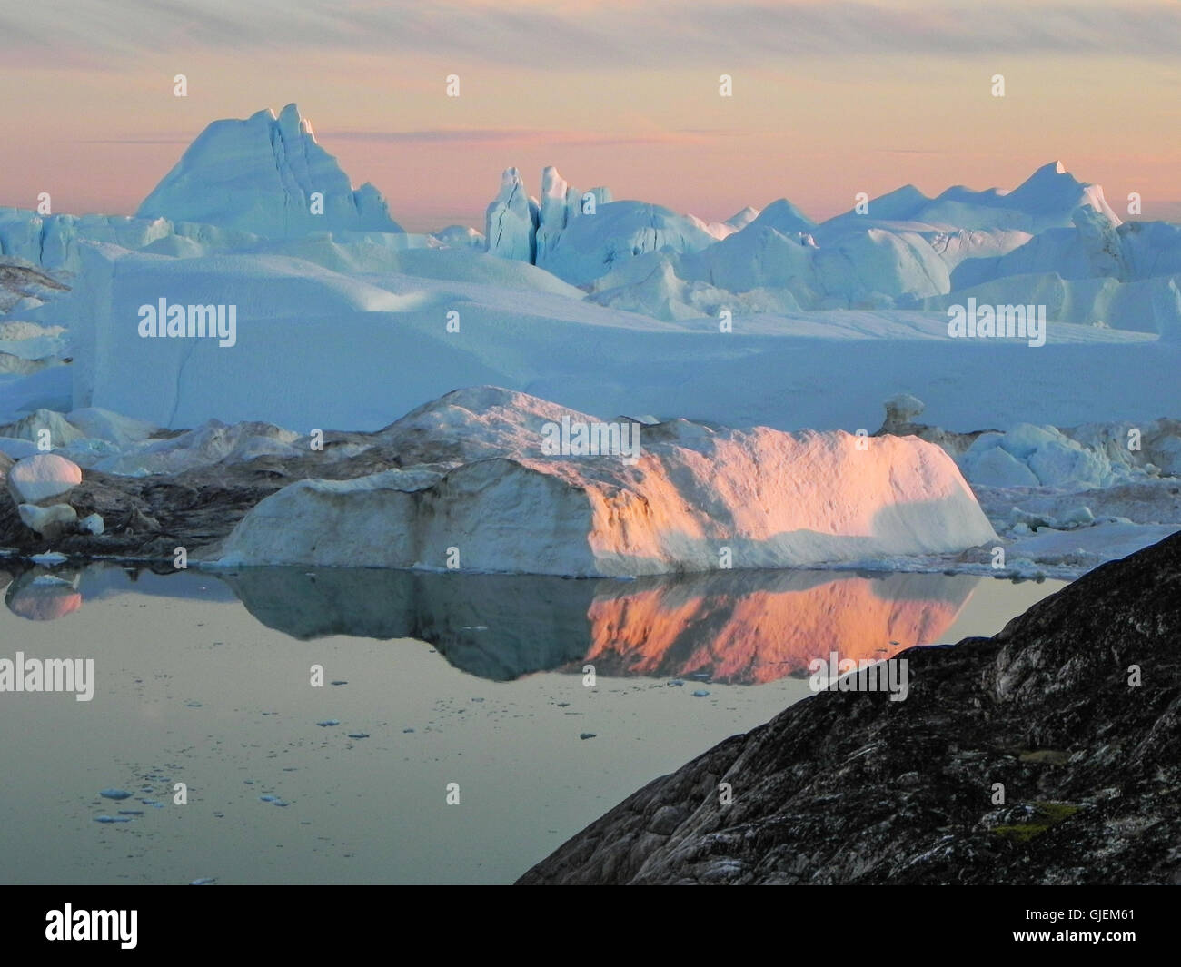Iceberg rougeoyant sur l'inlandsis du Groenland au coucher du soleil de l'Arctique Banque D'Images