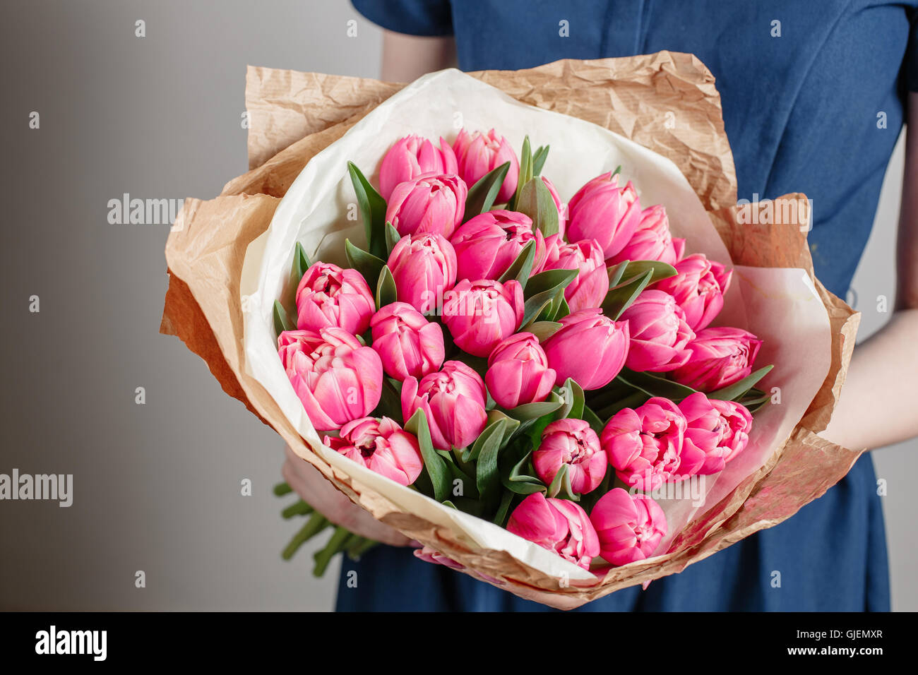 Fille Fleuriste Fleurs Avec Des Tulipes Roses Ou Jeune Femme Fleurs Pour L Anniversaire De La Fete Des Meres Photo Stock Alamy