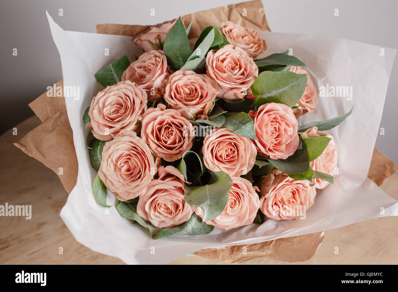 Cappucino De Roses De Qualite Fille Fleuriste Bouquet Riche Avec Des Fleurs Bouquet Frais Du Printemps Arriere Plan De L Ete Jeune Femme Fleur Pour Un Anniversaire Ou La Fete Des Meres Photo Stock Cappucino De Roses De Qualite Fille Fleuriste Bouquet Riche Avec Des Fleurs Bouquet Frais Du Printemps Arriere Plan De L Ete Jeune Femme Fleur Pour Un Anniversaire Ou La Fete Des Meres Photo Stock