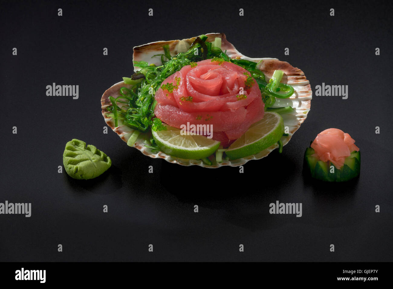 Salade de thon et algues Sushi sur shell Banque D'Images