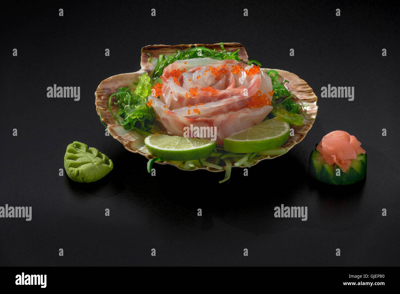 Salade d'algues Sushi sur shell Banque D'Images