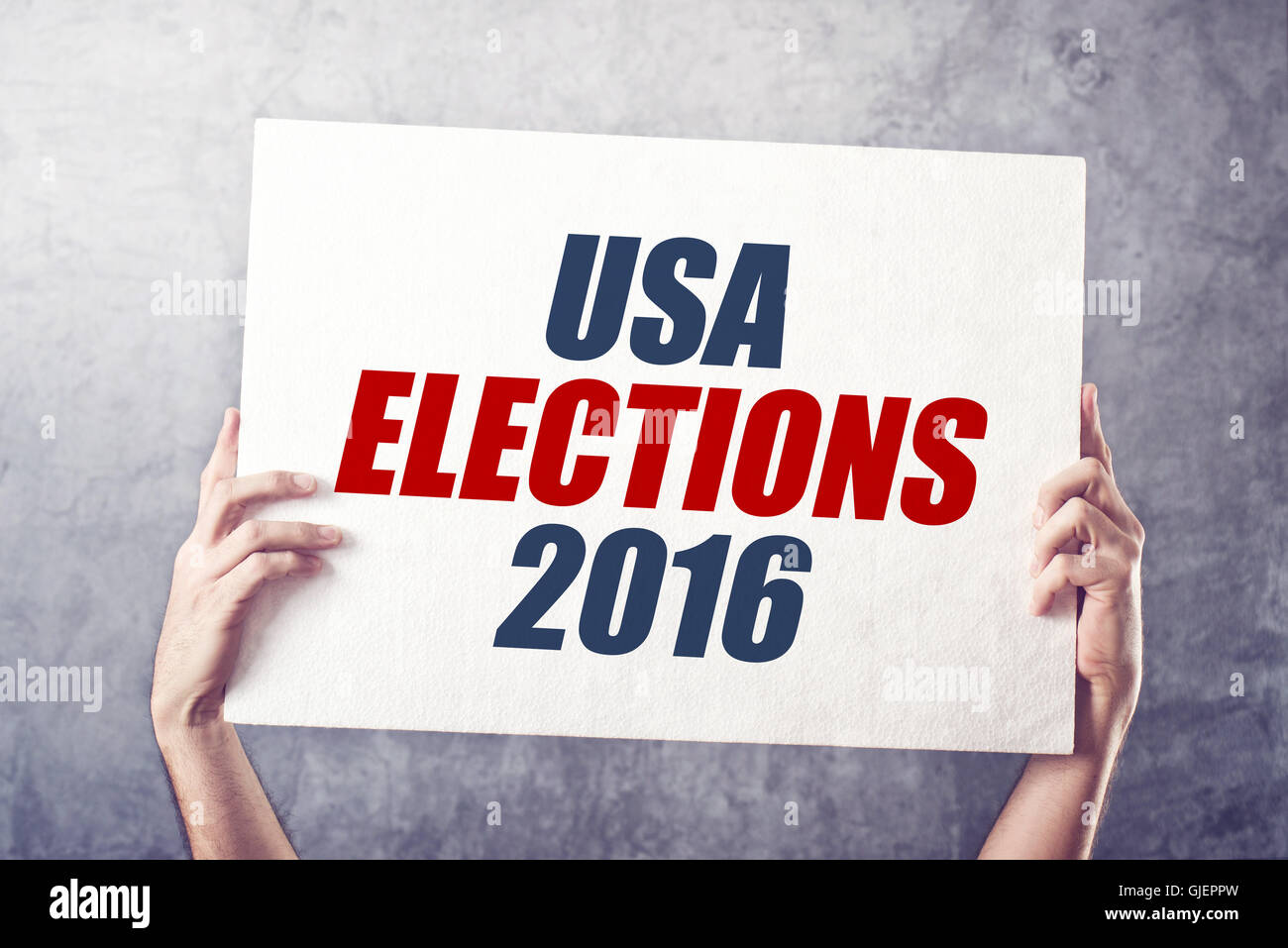 Élections USA 2016, man holding affiche pour rallye présidentielle Banque D'Images