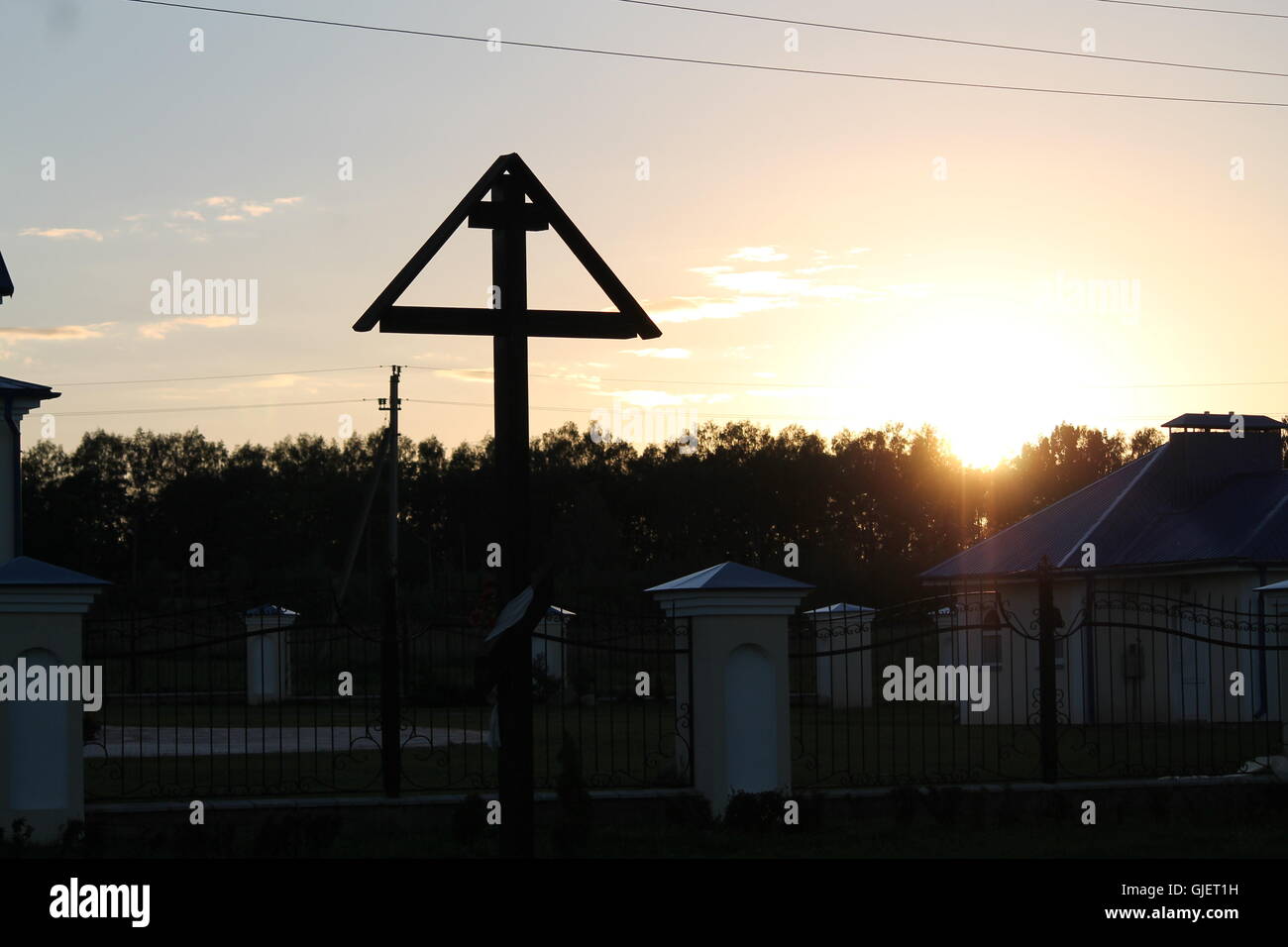 Style rétro crucifix orthodoxe en bois sous toit triangle séjour à rayons de soleil d'été Banque D'Images