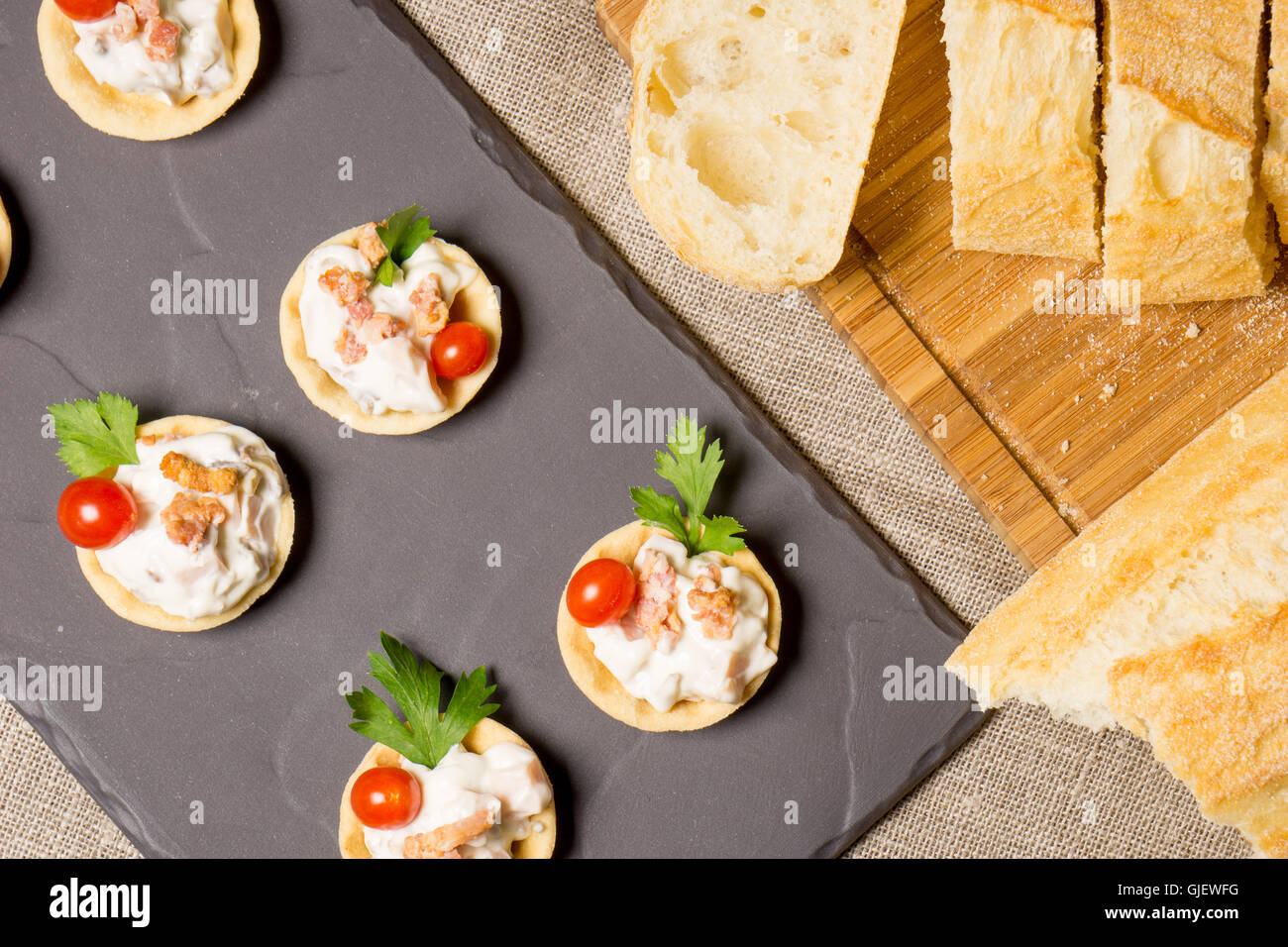 Apéritif avec canapés, salade de poulet crémeux servi sur une plaque en ardoise Banque D'Images