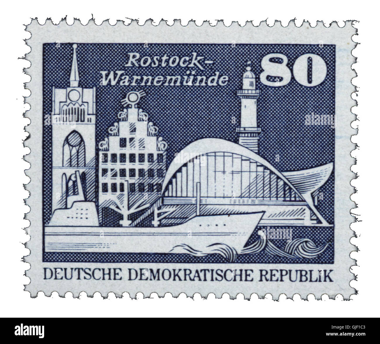 Le timbre DDR Rostock-Warnemünde 80, émis par l'Allemagne de l'est, commémore la ville portuaire de Rostock et sa station balnéaire Warnemünde. Le timbre reflète l'importance culturelle et maritime de la région à l'époque de la guerre froide. Banque D'Images