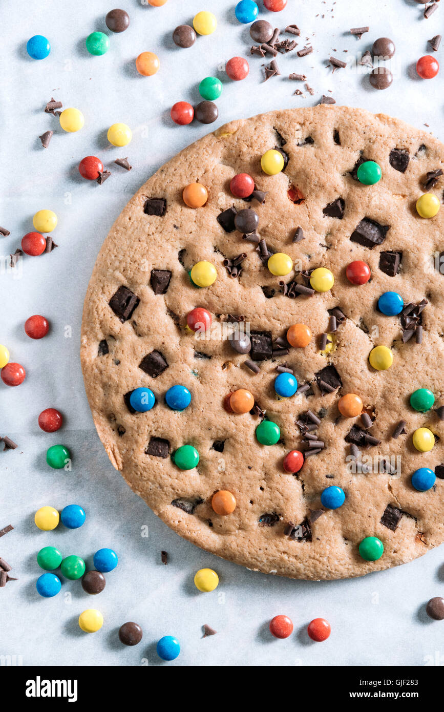 Grande maison biscuit aux brisures de chocolat avec des bonbons colorés Banque D'Images